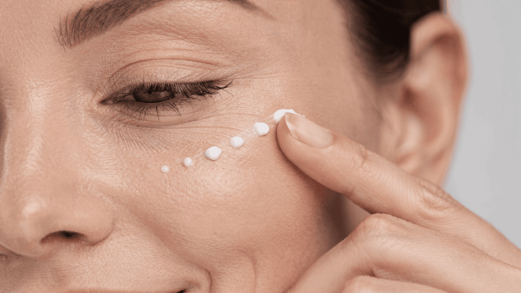 Comment appliquer sa crème anti-rides zone par zone