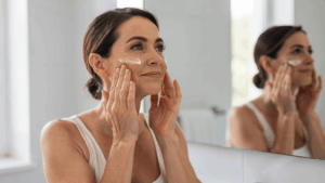 Pourquoi la méthode d’application de la crème anti-rides sur le visage est essentielle