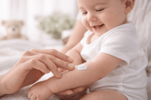 Application de crème apaisante bébé