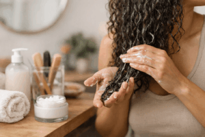 application de soin les secrets de loly sur cheveux bouclés