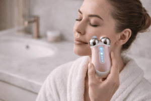 une personne profitant des bienfaits de son appareil d’électrostimulation pour le visage