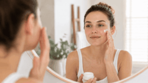 femme apliquant sa crème c40 de la marque typology