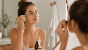 une femme utulisant son produit de marque Typology