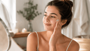 une femme appliquant son caudalie vinopure