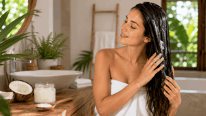 une femme appliquant son huile de coco