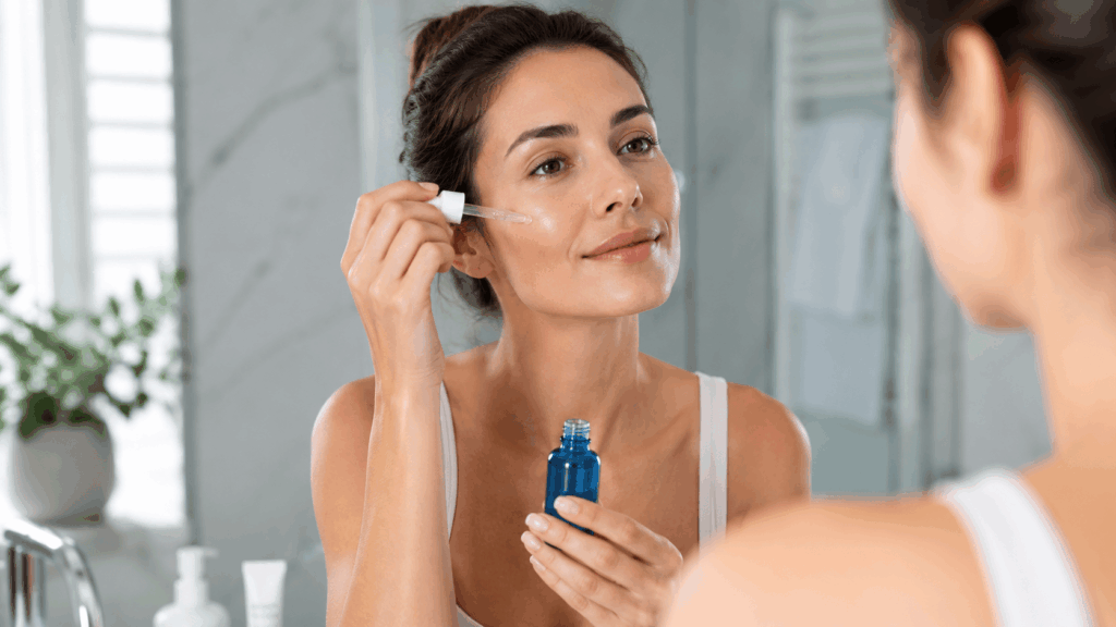 une femme utulisant son sérum la roche-posay hyalu b5