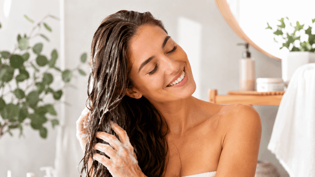 une femme utilisation propolia shampoing