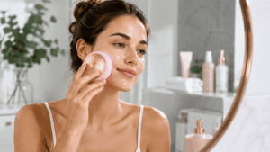 une femme adulte utilisant un appareil Foreo UFO